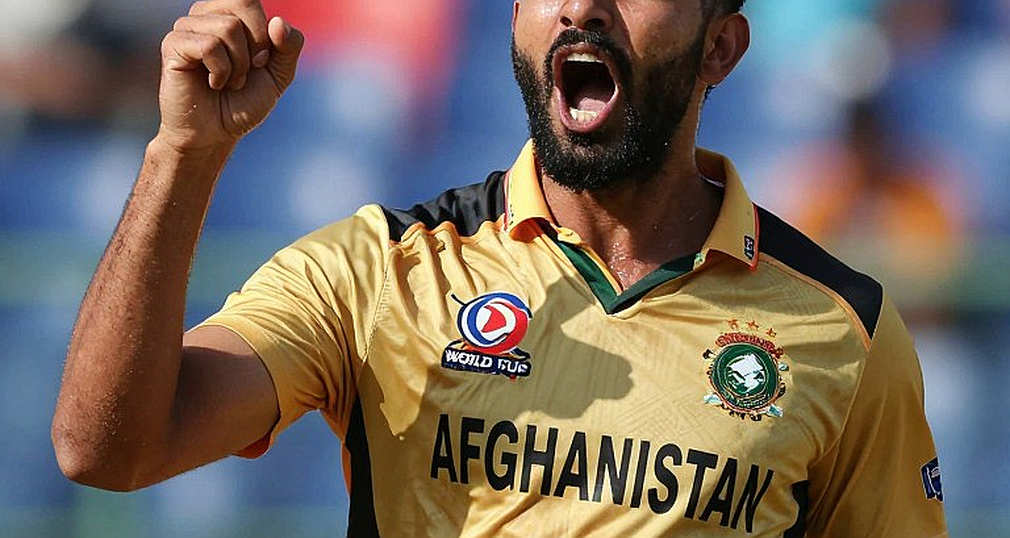 ক্যালেন্ডারের দেয়ালে ঝুলে থাকা একটা ট্রফি